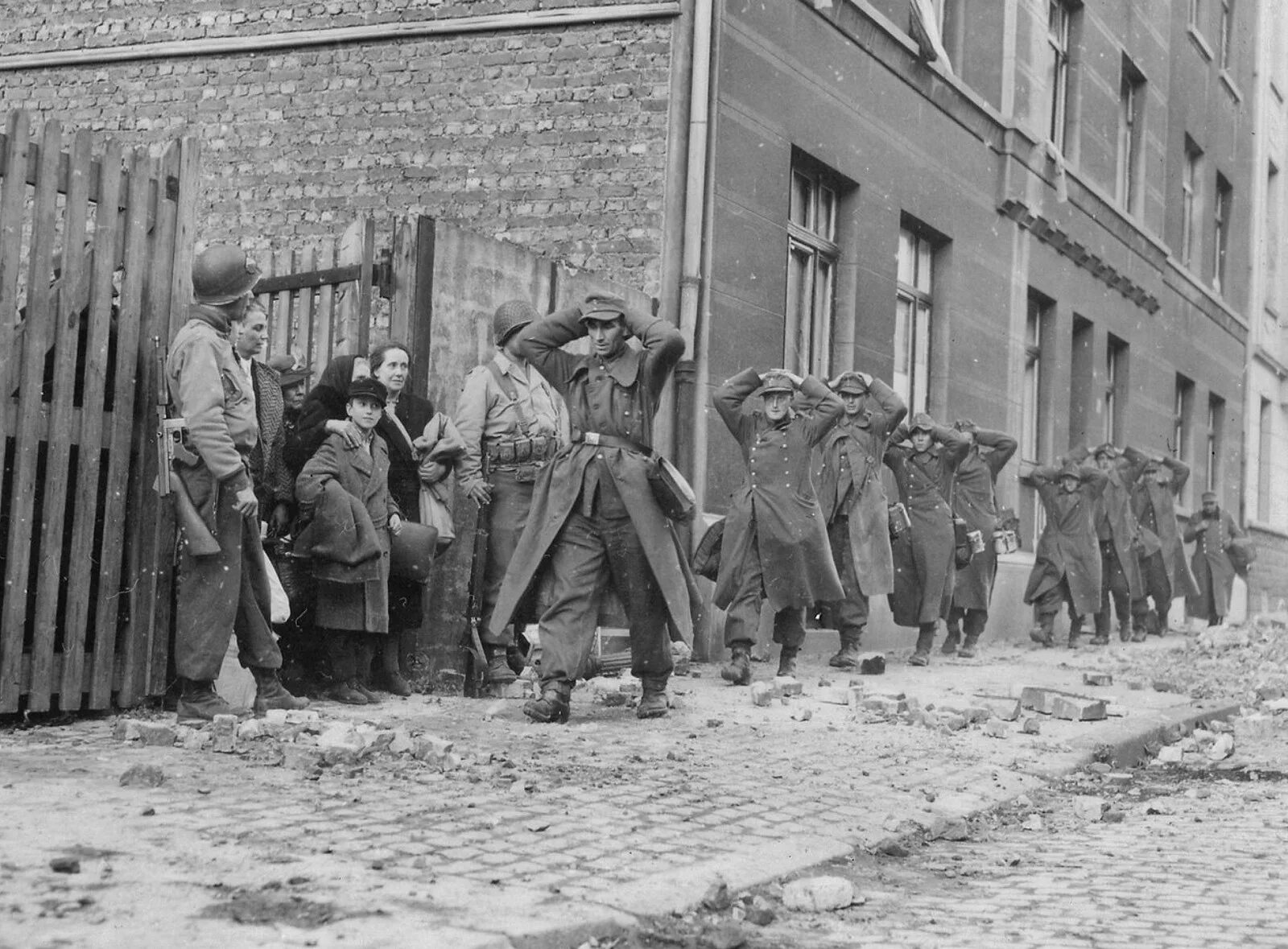 Пленный город. Немецкие военнопленные в советском союзе. Пленный город. Парад военнопленных немцев в москве 1944. Пленный город.