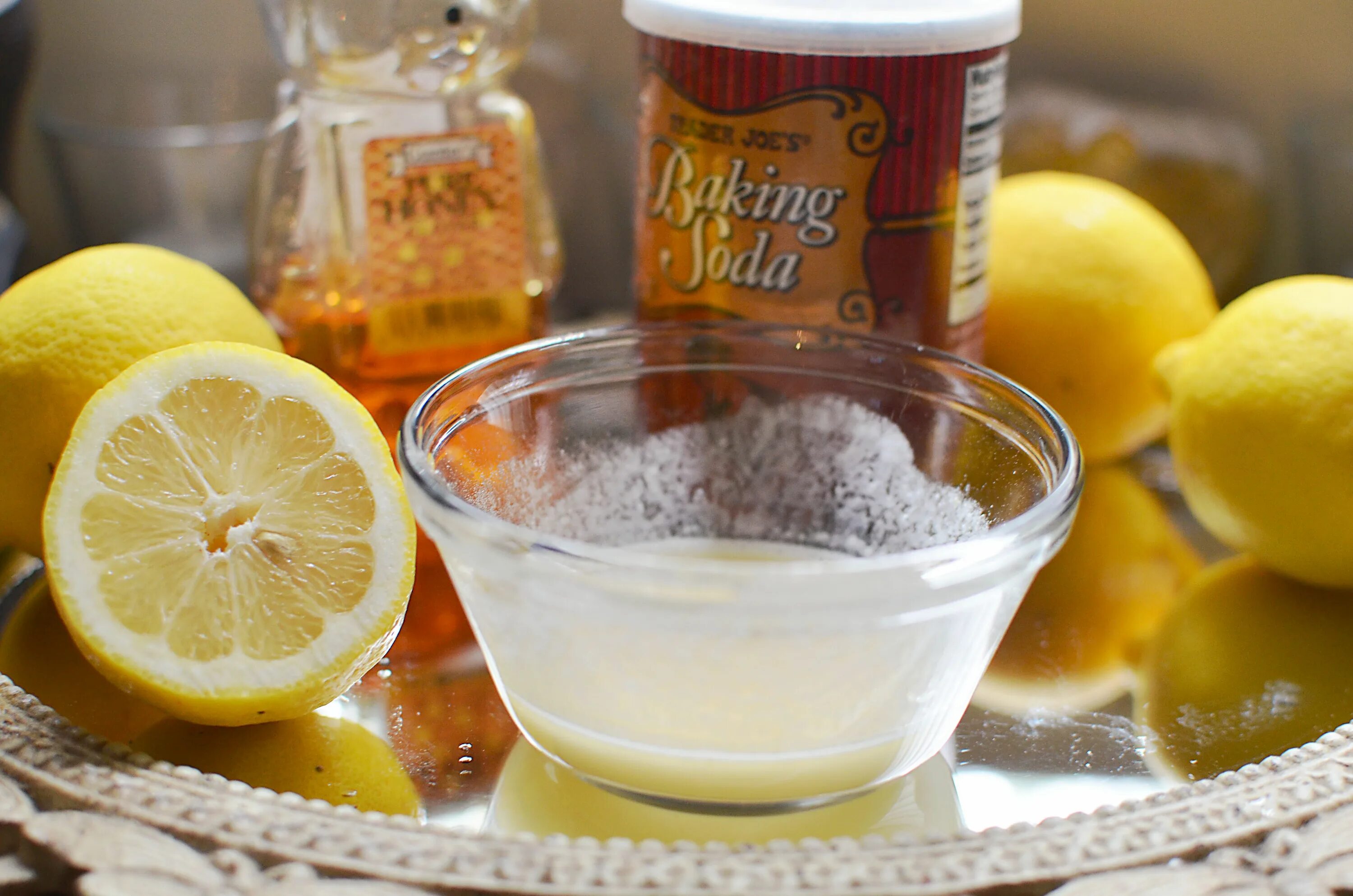 Лимон вода корица сода. Сода и лимон. Мед лимон сода. Сода и лимонный сок. Медово лимонная маска.