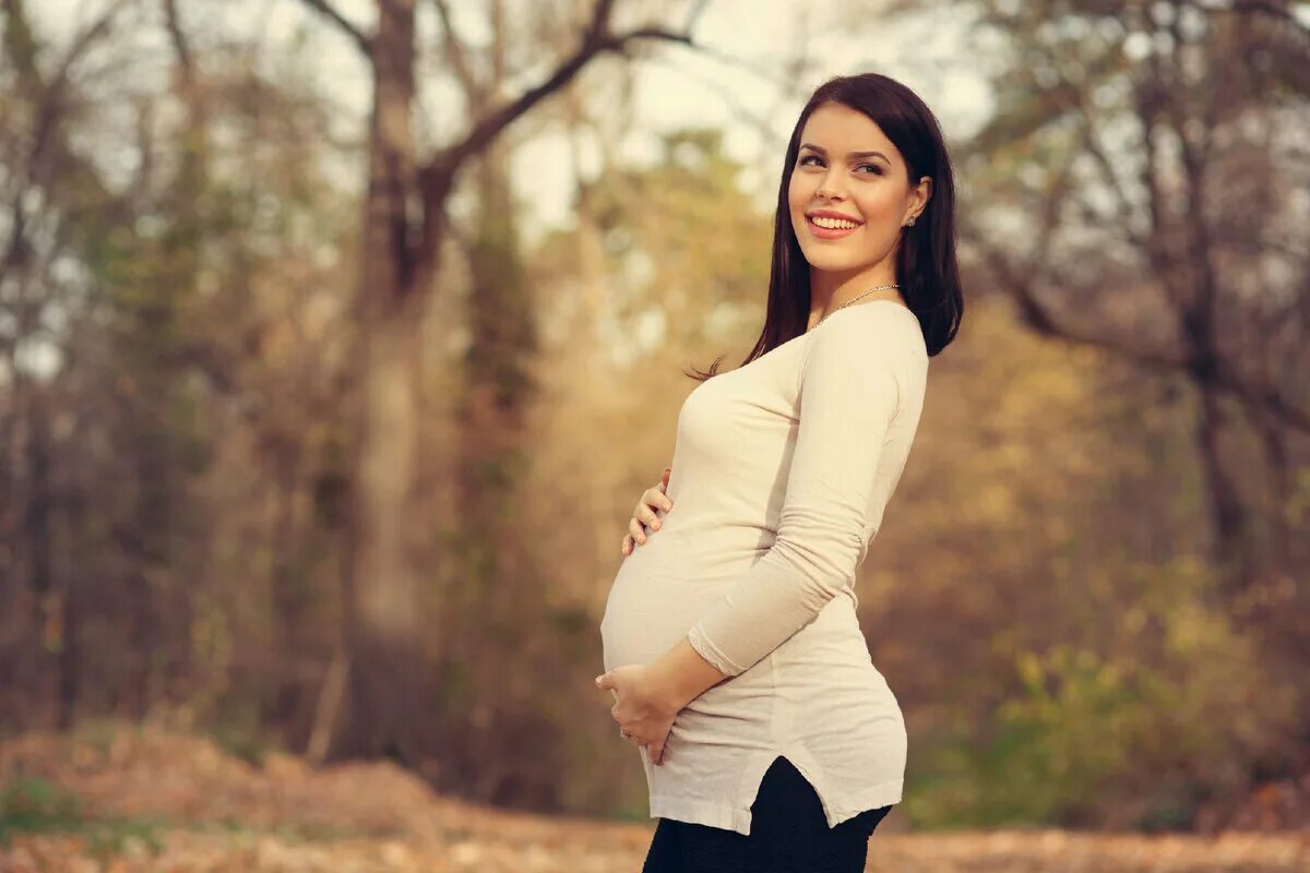 Woman is pregnant. Фотосессия беременных. Беременные женщины в 30 лет.