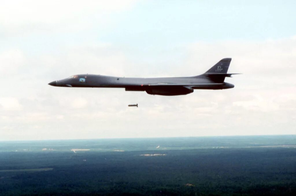 Kc 10a самолет. Ту-160 vs b-1 lancer. B-2 spirit: стелс-бомбардировщик. B 1 spirit. B 1 spirit.