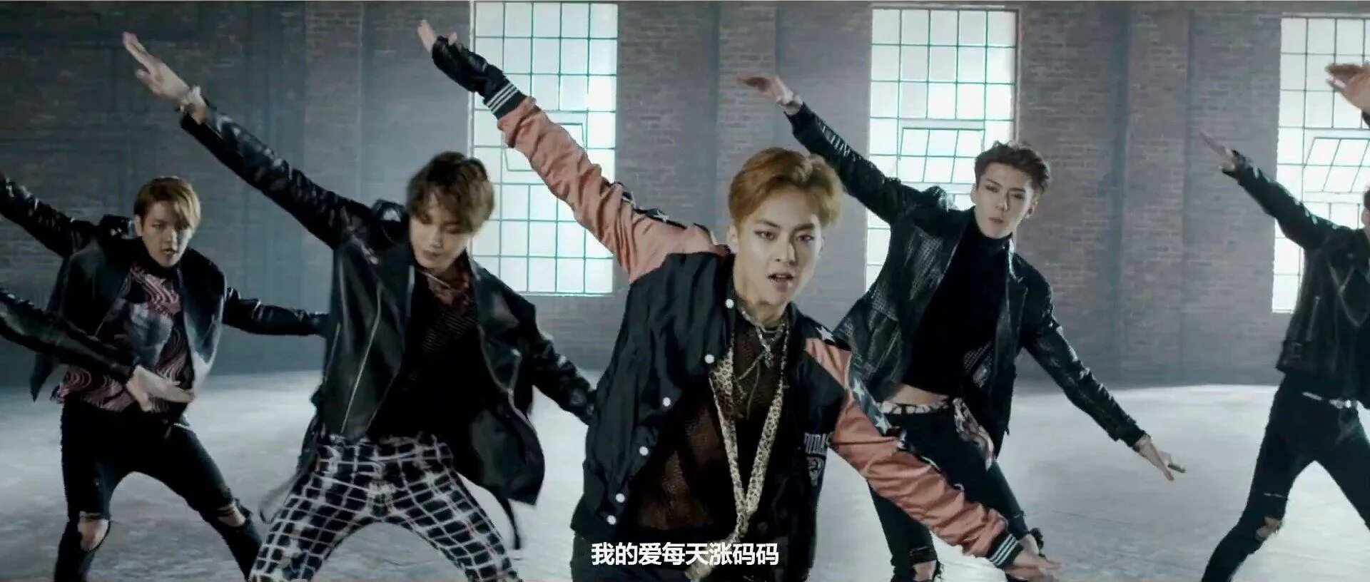 Exo call. Сюмин call me baby. exo kai call me baby. exo call me baby xiumin.