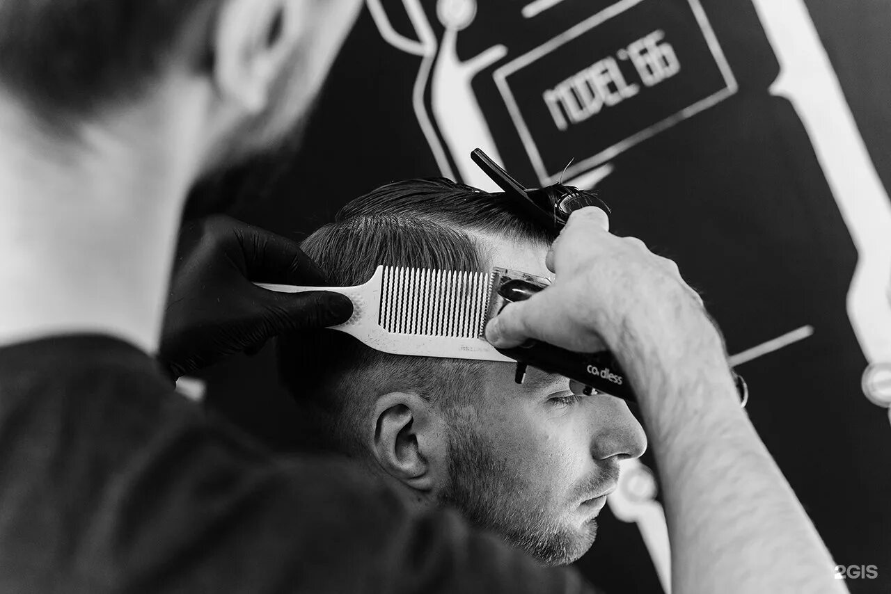 бритье бороды. черный белый барбершоп. моделирование бороды. чарли грей барбер. белый барбер.