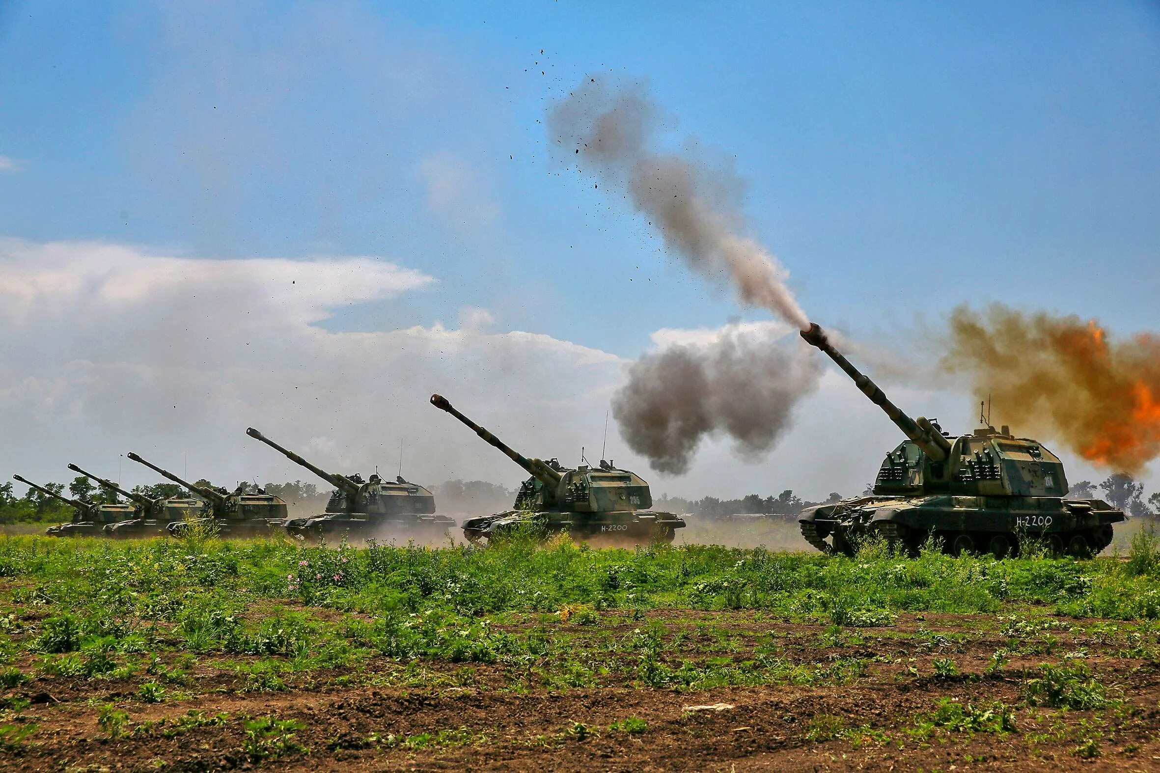 артиллерия россии мста б. колонна артиллерии. 2с19 самоходная артиллерия. советская 122-мм гаубица д-30 в афганистане. гаубичная самоходная артиллерийская батарея.