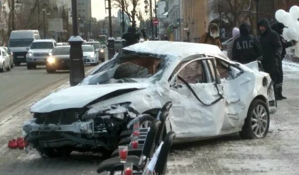 Поставь разбитая. В Тюмени в центре города авария с человеком. Машина торчит из здания Тюмень магазин.