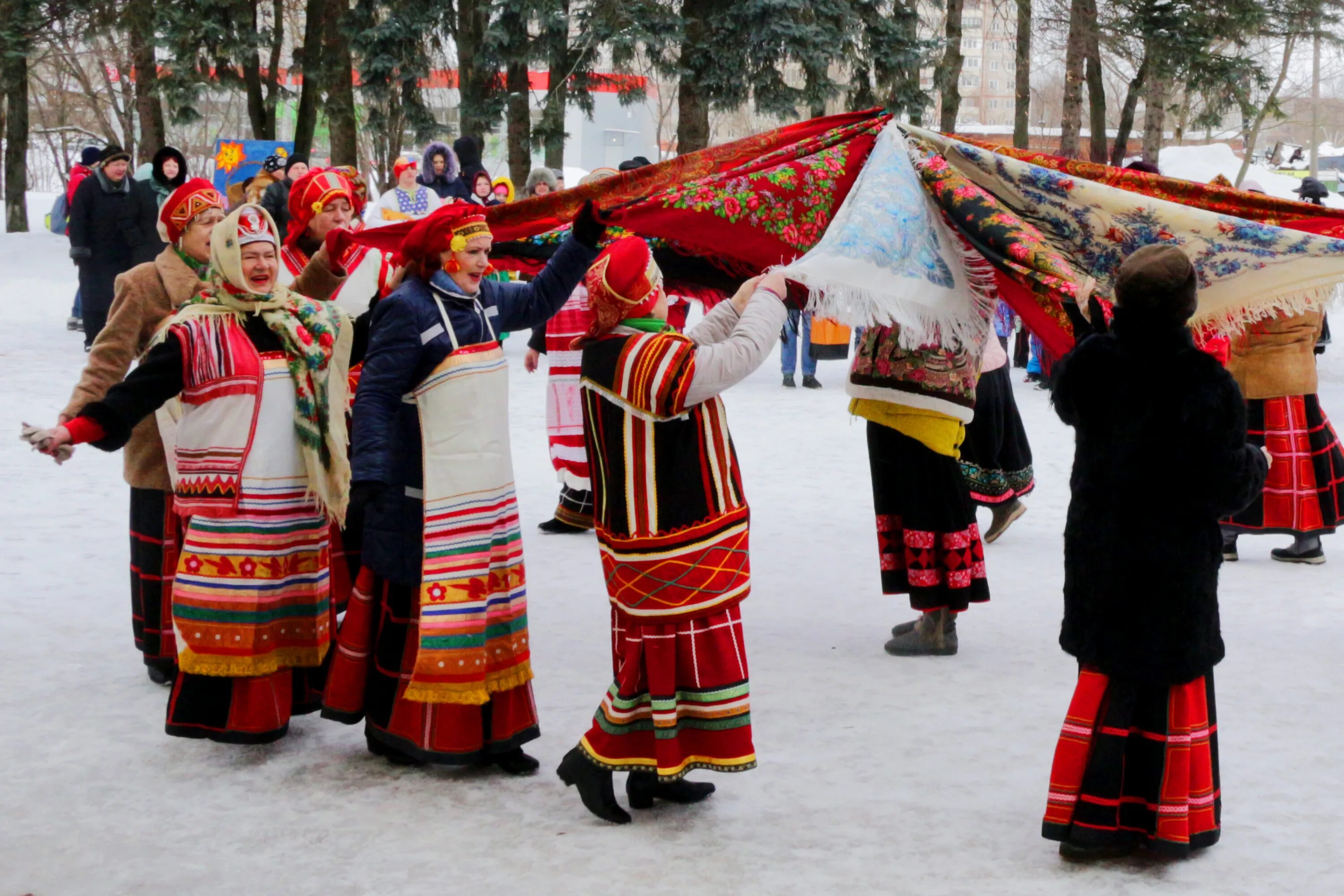 Декор на масленицу. Игровой реквизит для масленицы. Украшения на масленицу. Реквизит для игр на масленицу. Современная масленица.