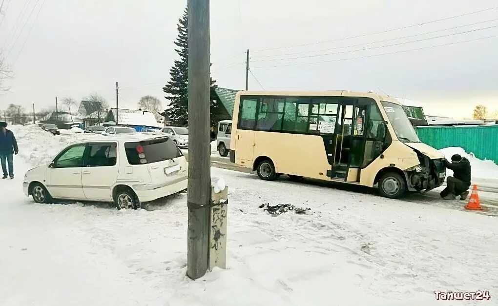 Маршрутки тайшет. Фура съехала в глину на трассе краснокамск-нытва 28. Фура в кювете зимой. Не эксплуатируется автобус. Водитель тайшет.