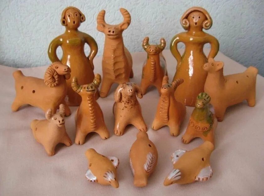 Игрушка из глины какая. Карачунская глиняная игрушка воронежской области. карачунская глиняная игрушка. карачунская игрушка рамонь. рамонская свистулька.