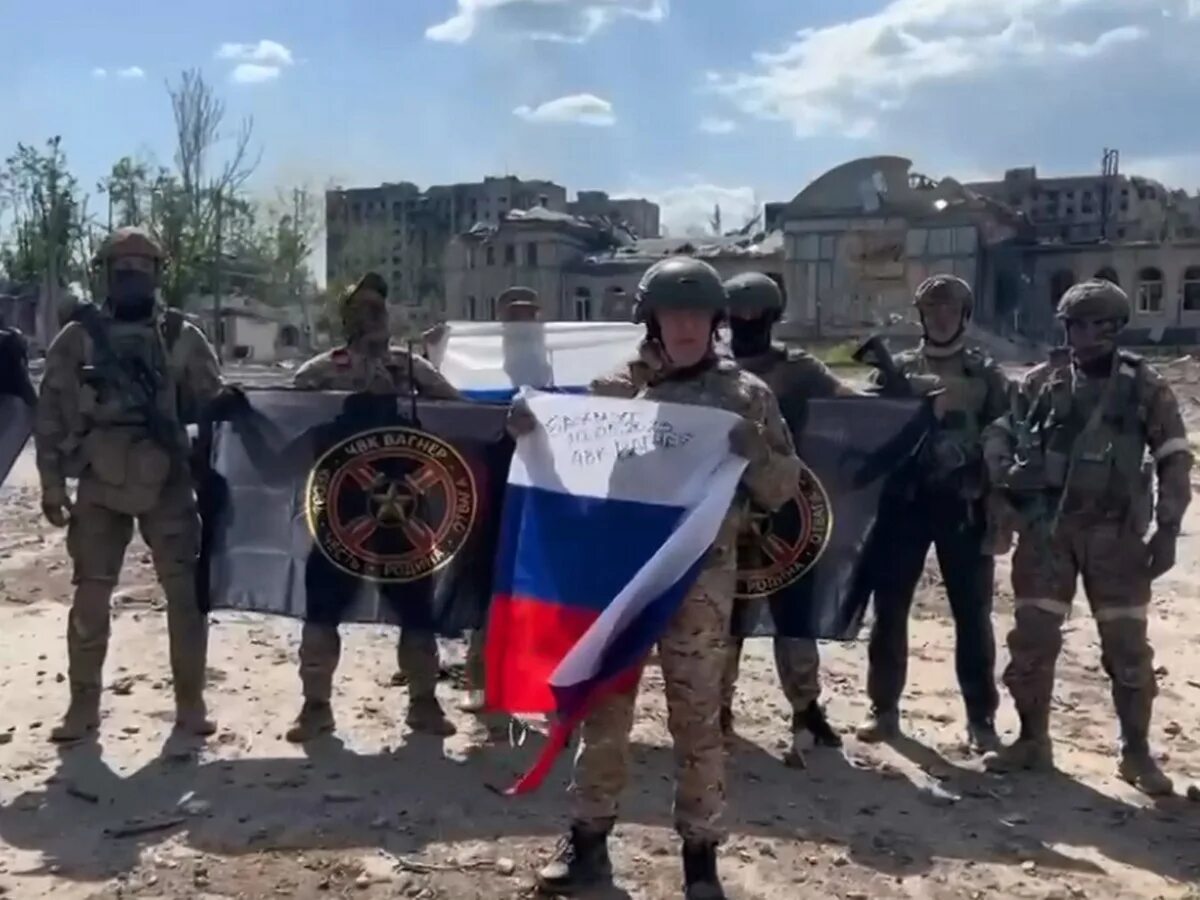 Пригожин с флагом чвк вагнер. День взятия бахмута вагнером. Форма чвк вагнера. Флаг вагнера бахмут. Чвк вагнер артемовск.
