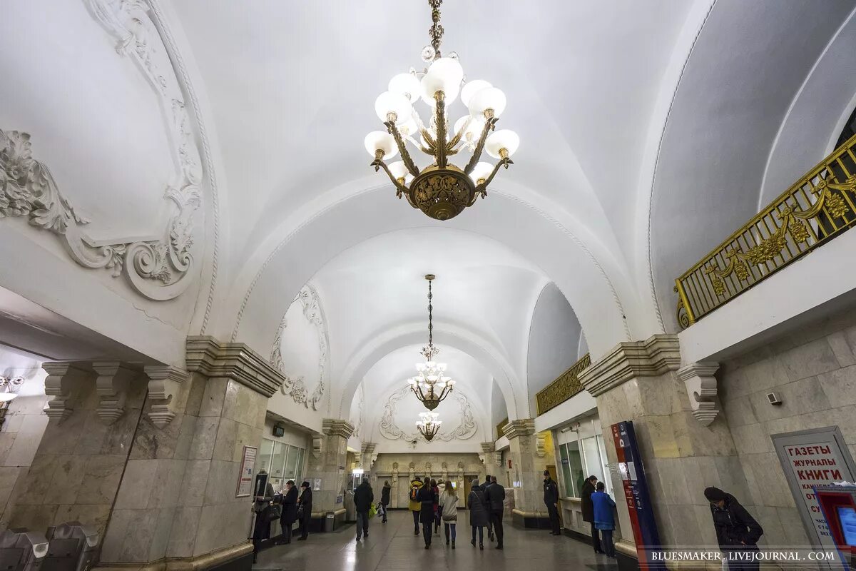 На станции метро арбатская сработал. Метро арбатская интерьер. Станция метро арбатская арбатско-покровской линии. Станция арбатская апл. Метро арбатская интерьер.