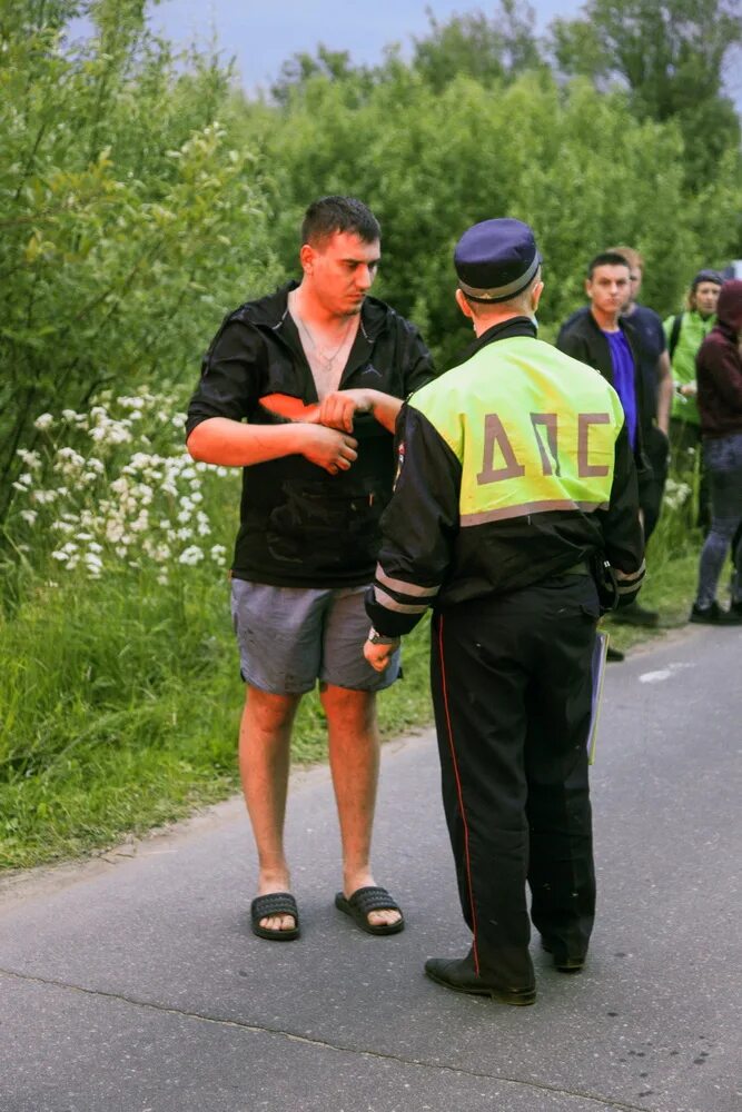 Четверо подростков. Авария около майорского. Архангельск деревня Повракула фото. Возит школьников из Повракулы Архангельская область.