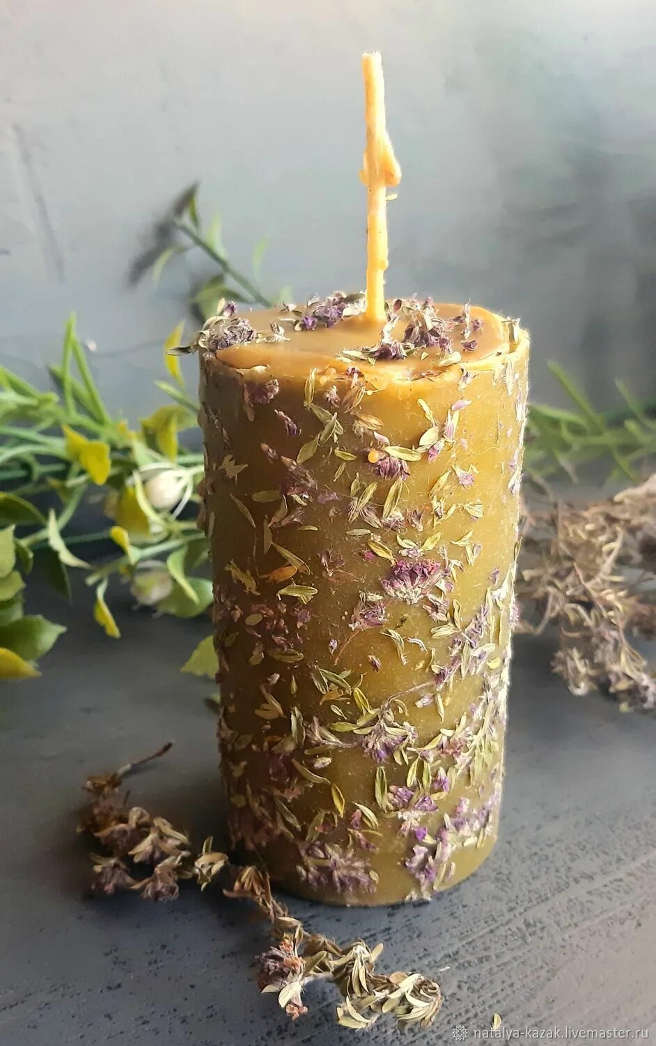 растопленный пчелиный воск. как сделать свечку без воска. необычные свечи своими руками. как сделать свечку без воска. свечи своими руками воск.