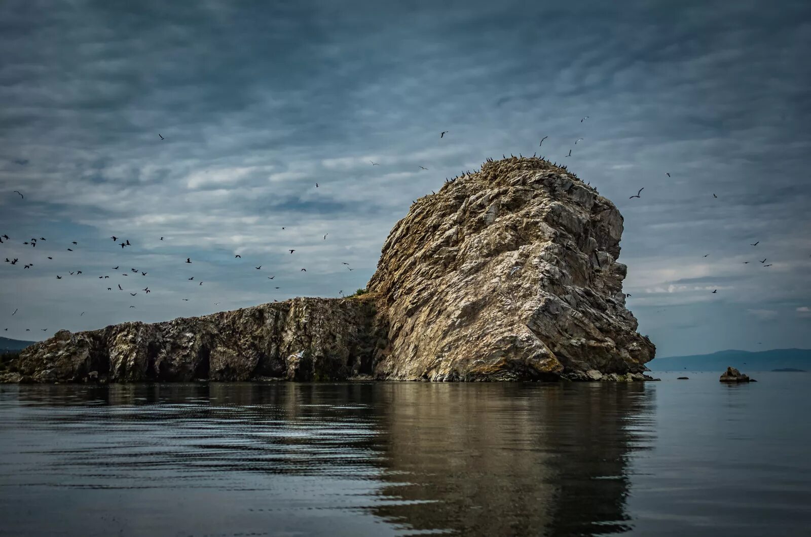 Остров большой камень. Бакланий камень на Байкале. Скала Бакланий камень Байкал. Большой Бакланий остров. Бакланий остров на Байкале.