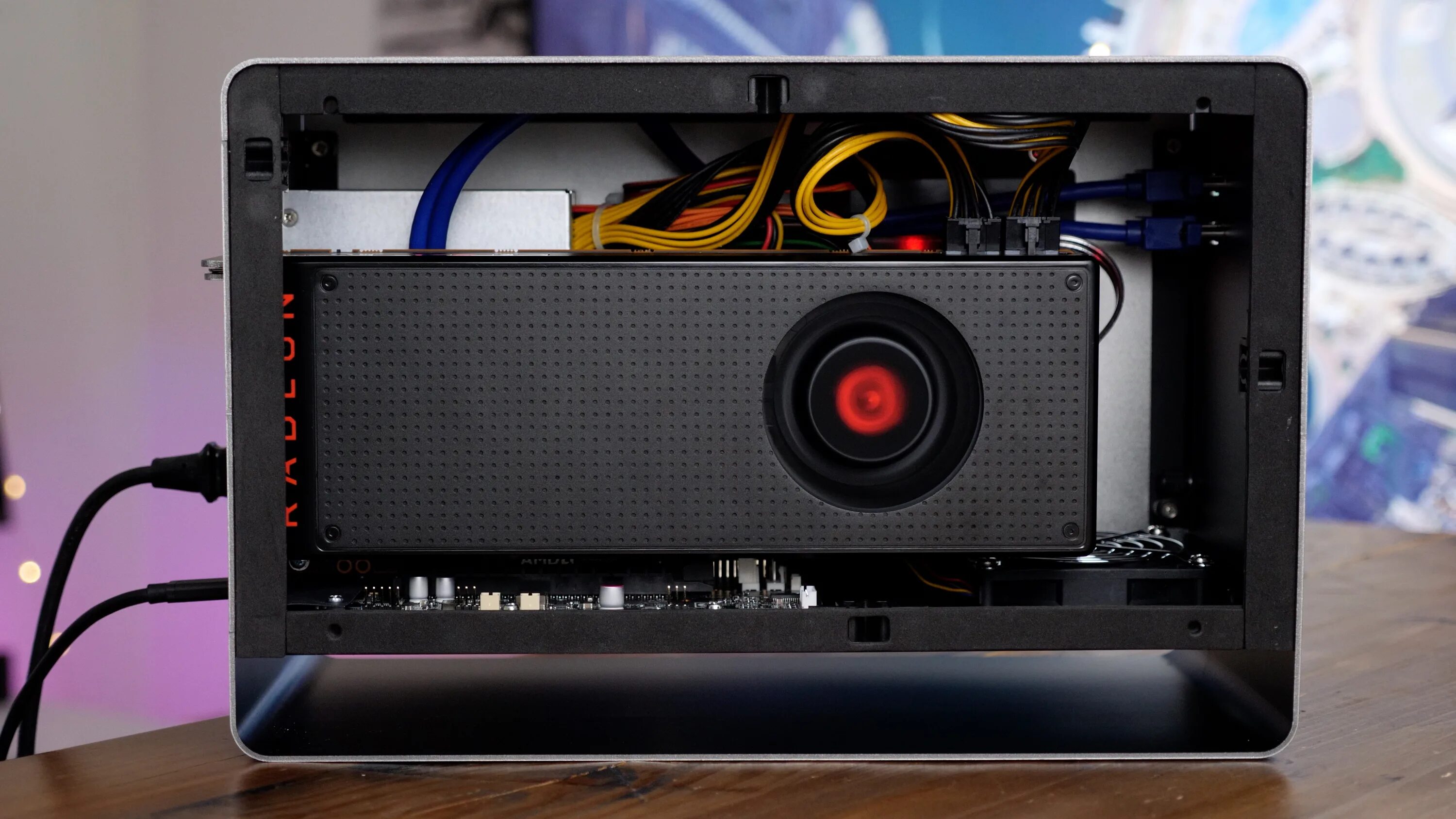 Vega 64 купить. AMD RX Vega 64. RX Vega 64 MSI. ASUS EGPU Box. Корпус для внешней видеокарты.