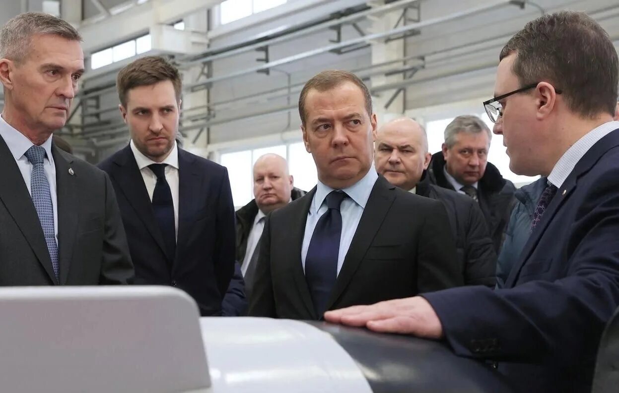 Сколько лет дмитрию медведеву в 2025