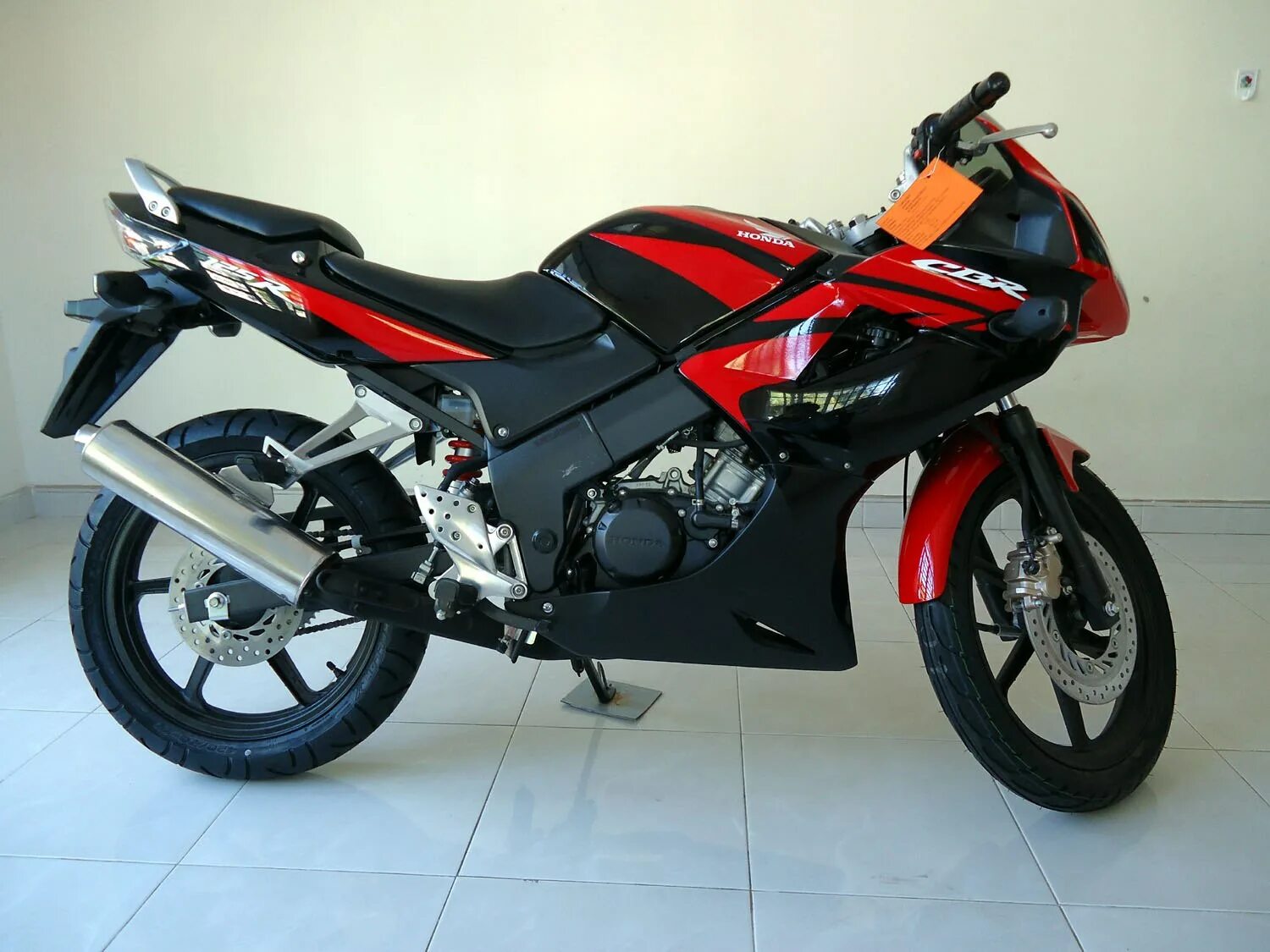 Скутер aprilia rs 125. Спорт мотоцикл 125 кубов. Rieju 125. Кавасаки 125 спорт. Honda 125 кубов мотоцикл спорт.