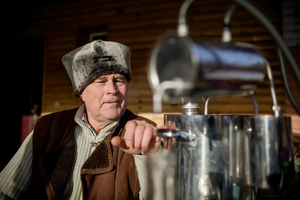 Песня в ограду выйду с самогоном. Самогон. Гнать самогон. Крепкий самогон. Хлебный самогон.