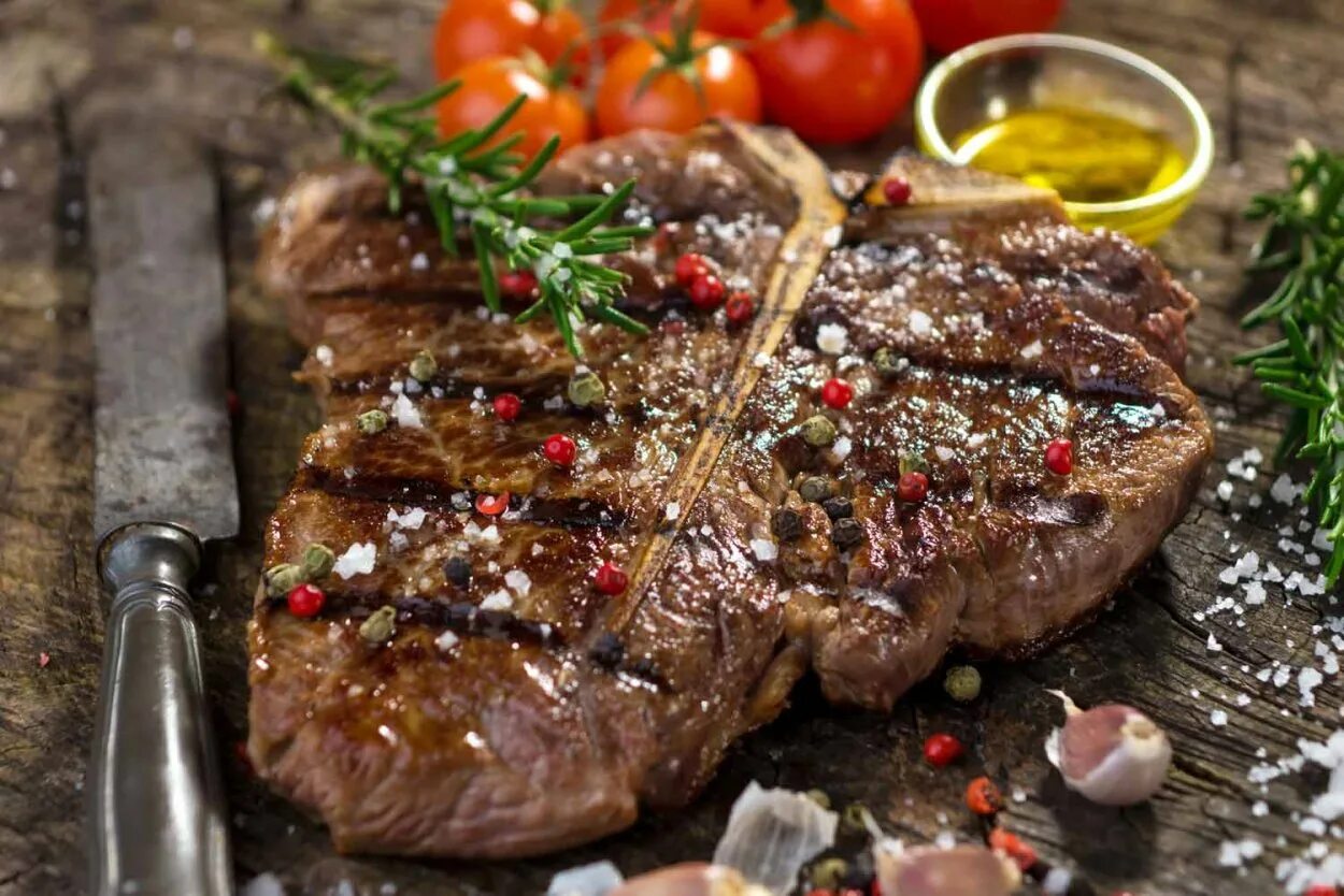 Стейк говяжий рибай. Вкусное сочное мясо на сковороде свинина. Вкусное сочное мясо на сковороде свинина. Аппетитный стейк. Сочный стейк из свинины на сковороде.