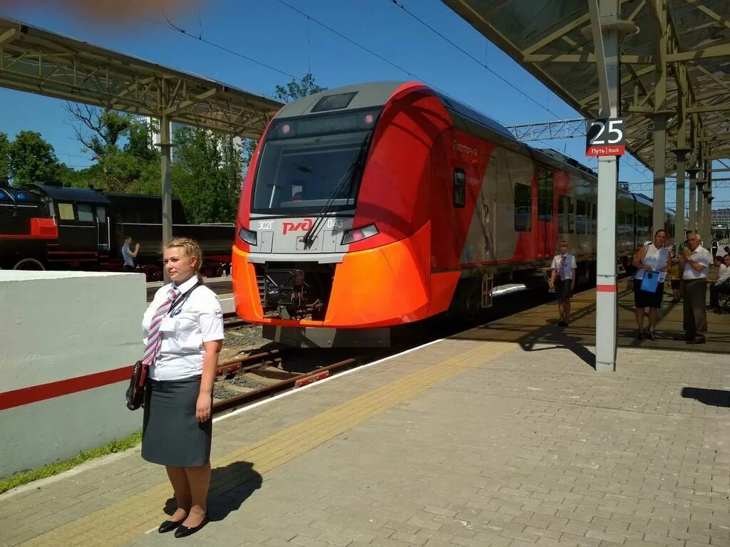 Электричка ласточка зеленоградск. Электропоезд Ласточка Калининград. Вокзал Калининград Ласточка. Ласточка на Северном вокзале Калининград. Электричка Ласточка Калининград.