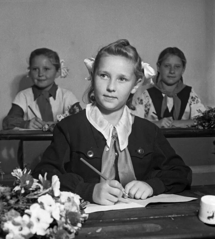 Школьник 50 х годов. Советская школа здание. Школьная форма 30-х годов ссср. Школа ссср 1940. Школа 40 х годов.