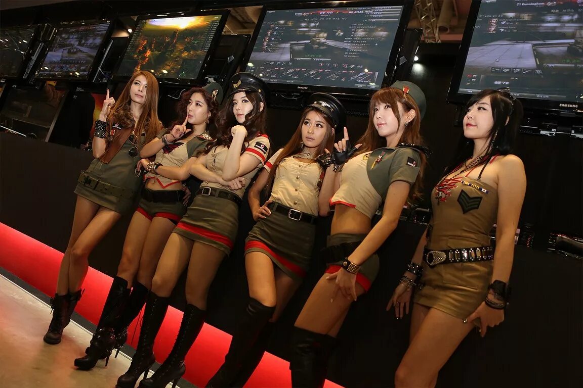 Ворлд варгейминг. World of tanks девушки. китайские девушки на танке. девушки варгейминга. косплей world of tanks.