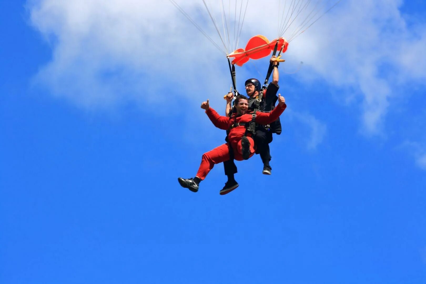 Прыгнуть с парашютом со скольки лет. Прыжок с парашютом в тандеме. Первый прыжок с парашютом. Прыжок с парашютом дети. Парашютисты в воздухе.