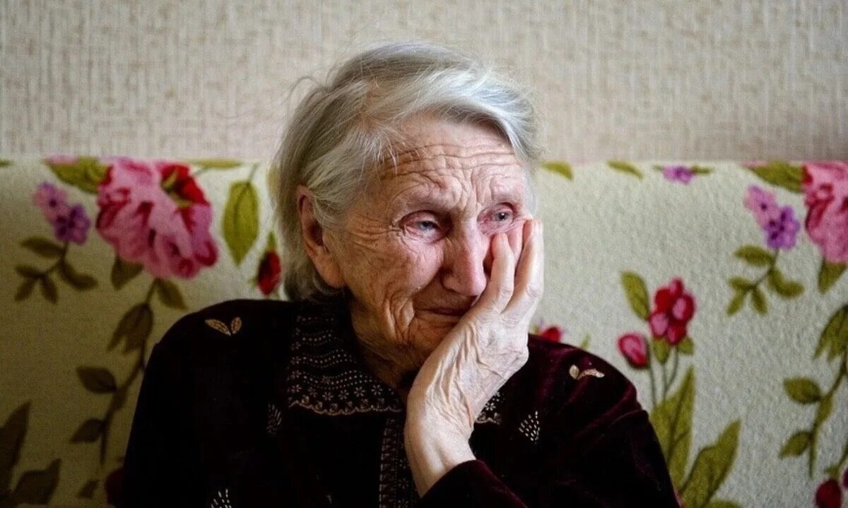 Бабушка плачет. Старушка плачет. Плачущая старушка. Пенсионер плачет.