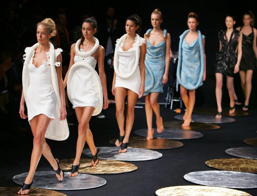 Платье в стиле авангард. Louis vuitton fw 2020. Гран мода. Авангардный стиль в одежде. Гран мода.