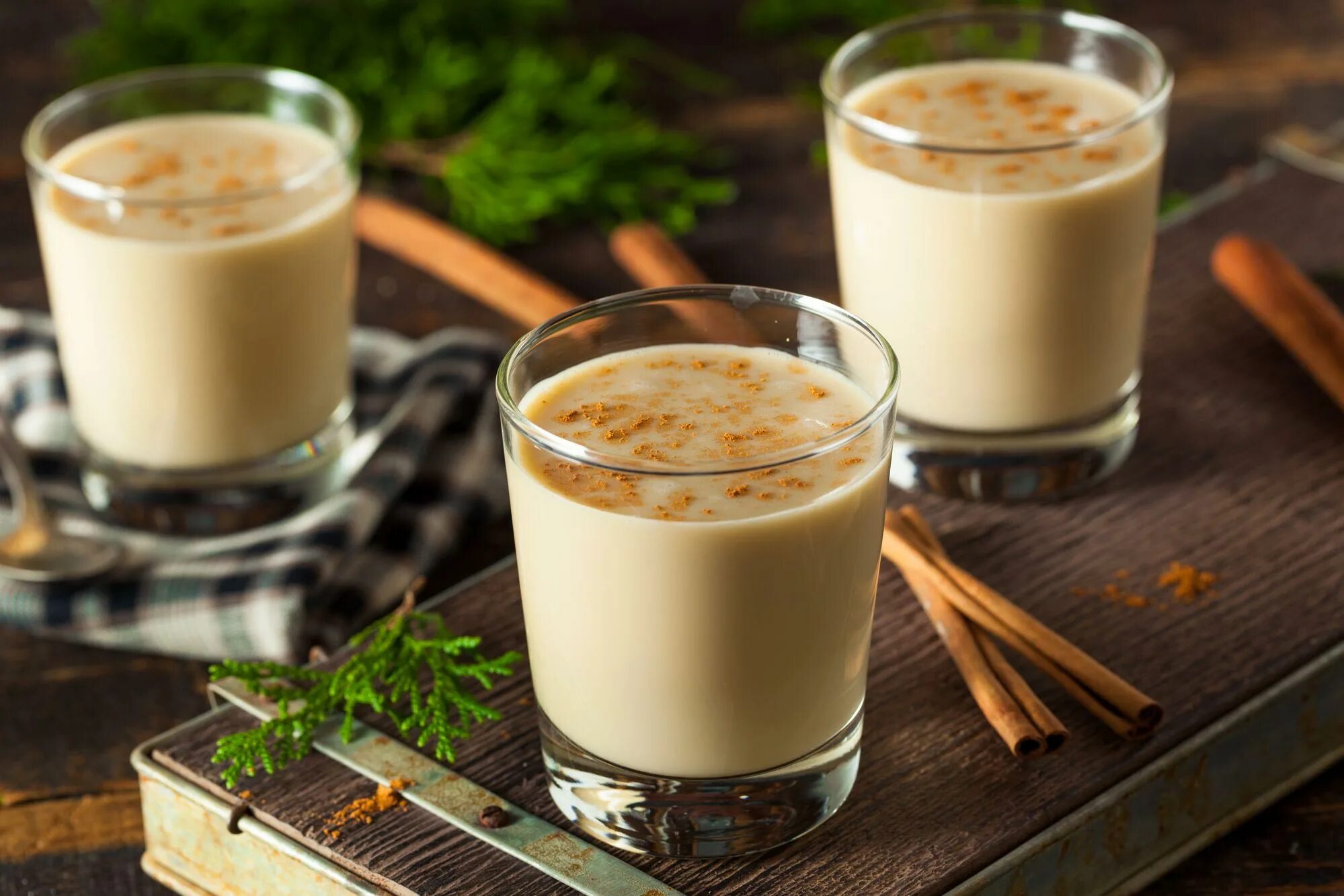 Egg nog это. Эгног напиток. Egg nog это. Эгг-ног (eggnog. Рождественский напиток эгног.