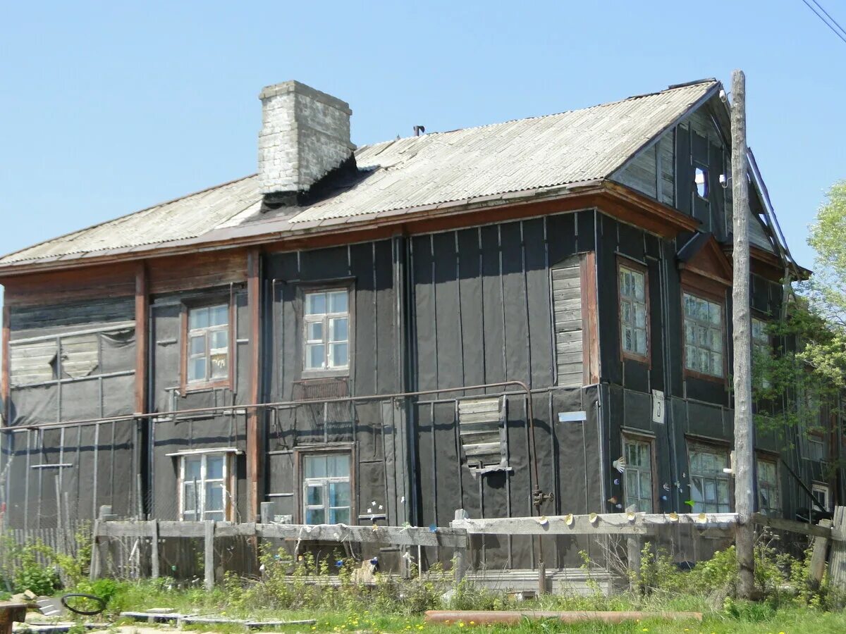 Старые деревянные городские дом бараки эстонии. Архангельск разруха варламов. Каменный барак. Дом барак россии. Дощатый барак.