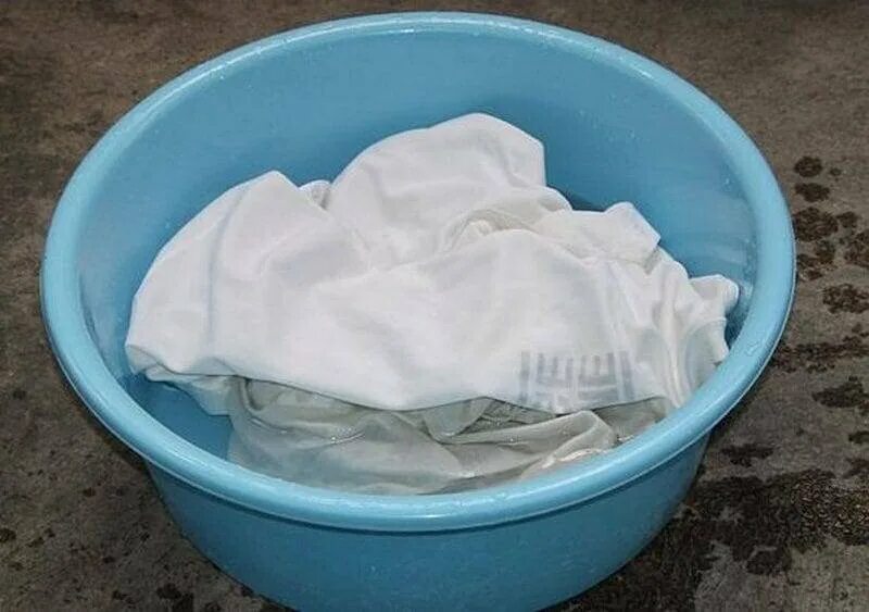 В какой воде замачивать вещи. В какой воде замачивать вещи. Окрашивание воды. Ручная стирка. В какой воде замачивать вещи.