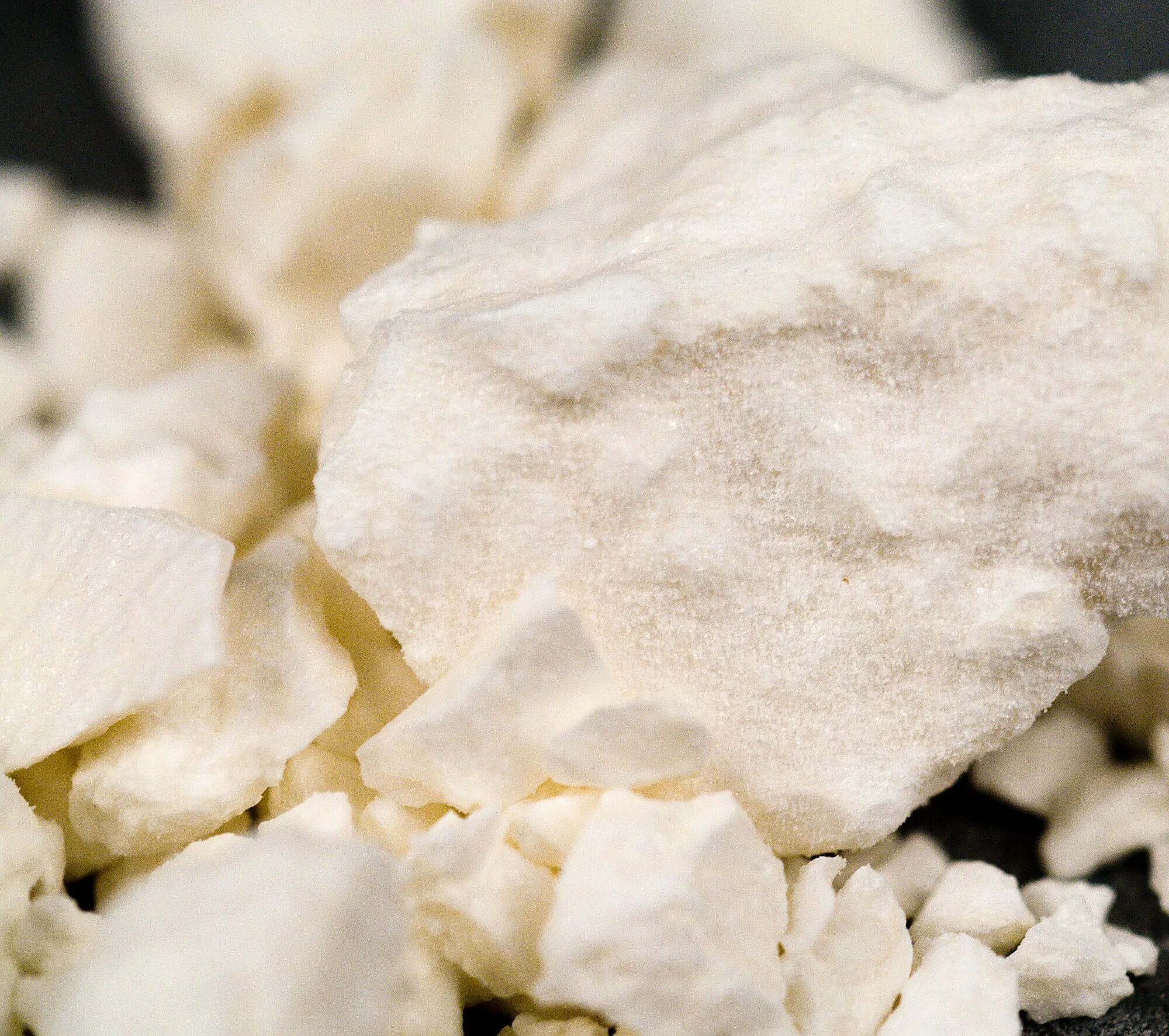 Выглядят как настоящий кокаин Cocaine drug powder on black background фотография Stock Adobe Stock