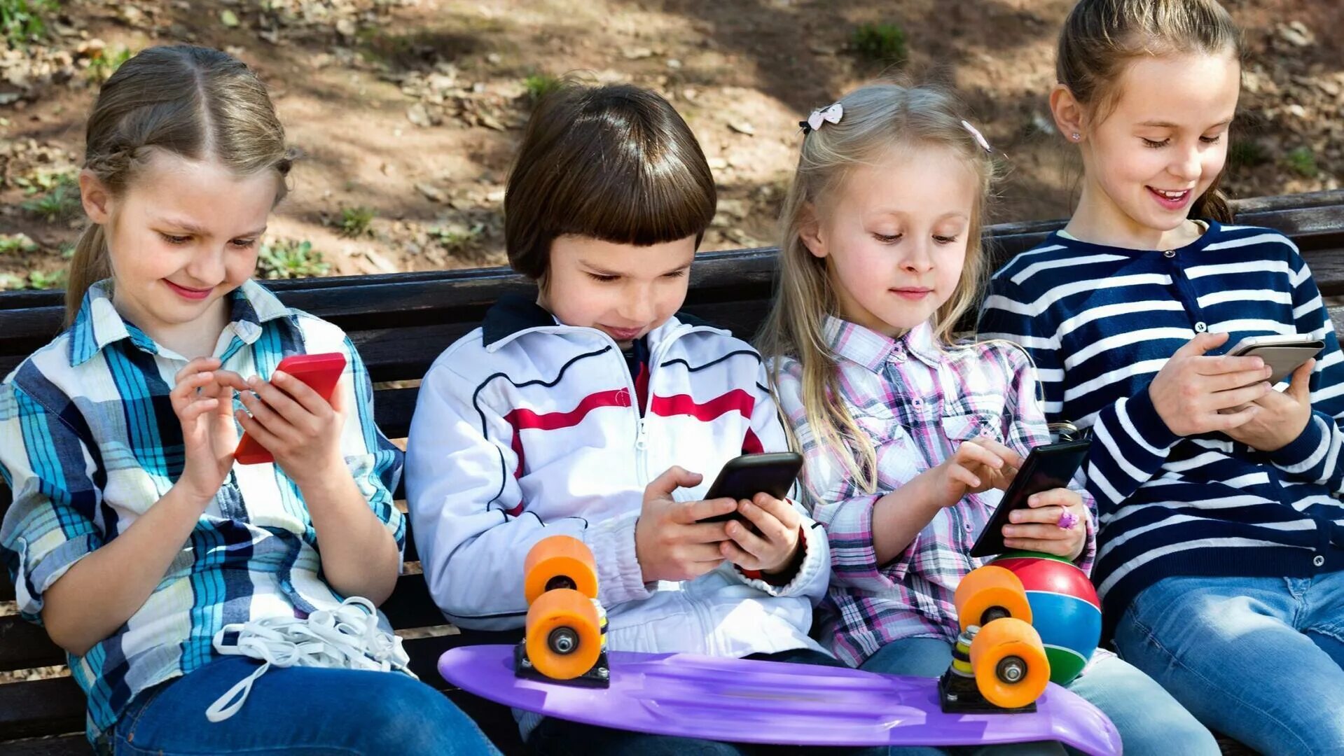 Дети современности. Ребенок со смартфоном. Современные дети и гаджеты. Современные дети на улице. Дети играющие в телефон.