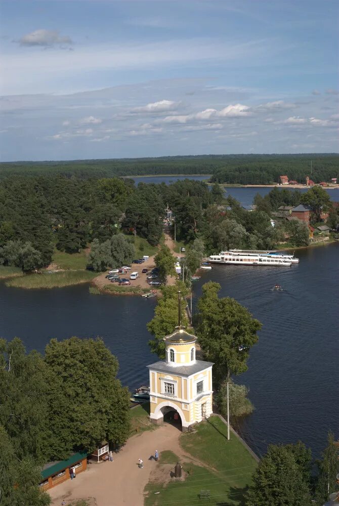 Вселуг селигер. Вид с колокольни нилова пустынь. вид с обзорной башни ниловой пустыни на селигер. пансионат сокол селигер. деревянная церковь на селигере.