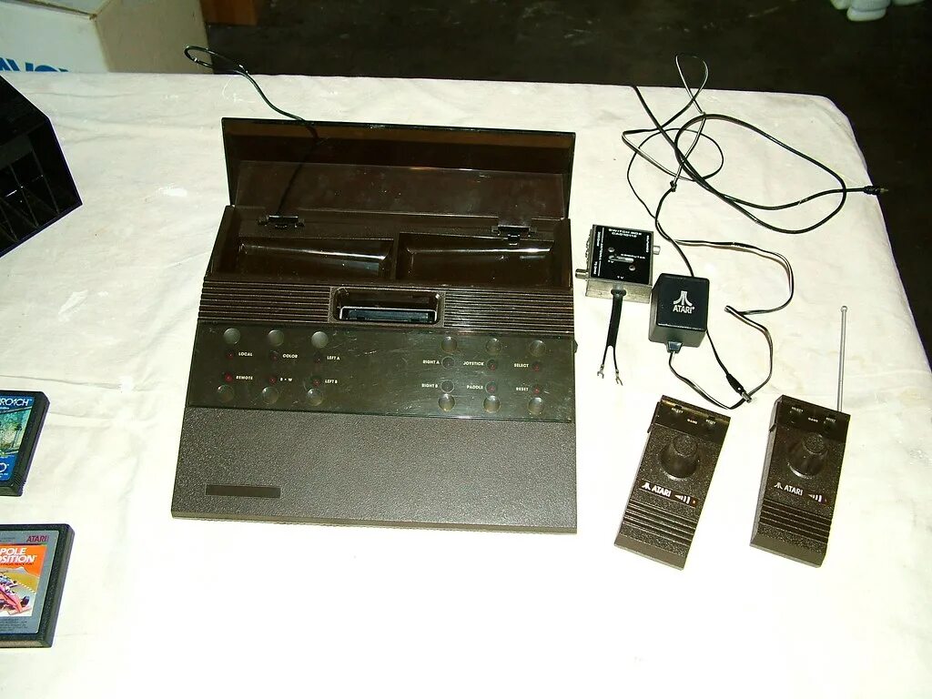 Старая приставка купить. Старые приставки. Прототипы Atari. Atari игровые приставки из 90-ых. Старые приставки МГТС.