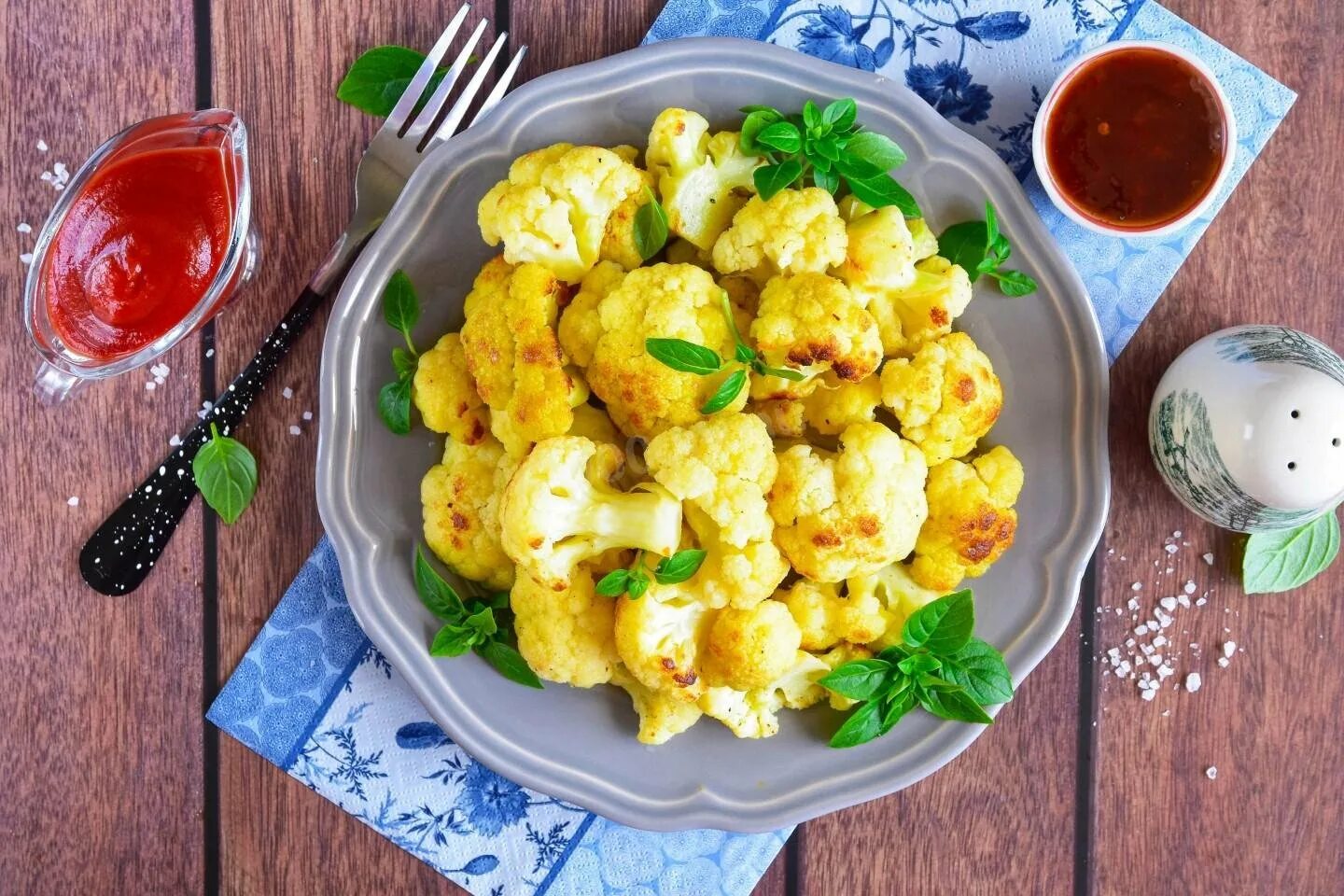Готовим цветную капусту вкусно на сковороде. Цветная капуста на сковородке. вкусная цветная капуста на сковороде. цветная капуста вкусно на сковороде. цветная капуста в яйце на столе.