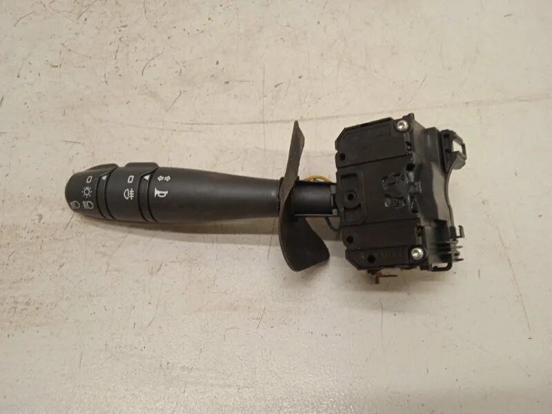 6001548108 переключатель подрулевой. Подрулевой переключатель рено логан 1. Рено логан подрулевой переключатель левый. Подрулевой рено логан. Подрулевой переключатель logan 1.