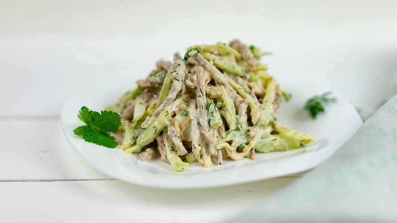 Салат с говядиной и редькой. Салат дайкон с говядиной. Салат с дайконом и говядиной. Салат мясной дайкон. Салат с дайконом и мясом.
