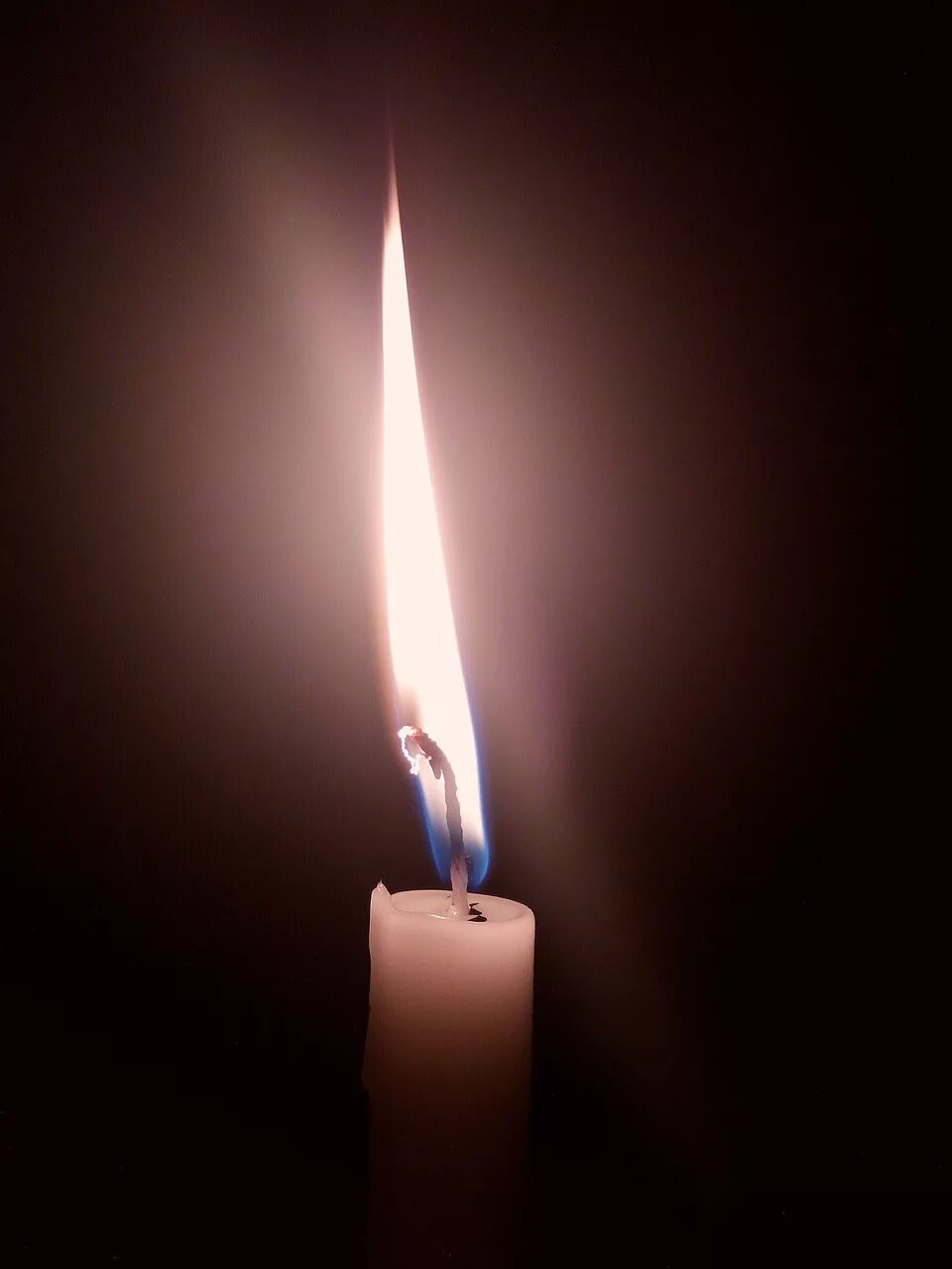 Свеча высокое пламя. В пламени свечи. Горящие свечи. Свеча с высоким пламенем. Свеча Сожженная.