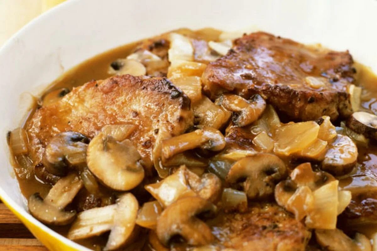 Грибы со свининой в мультиварке. Свиная тушенка гриб. Грибы со свининой в мультиварке. Свинина с шампиньонами. Говядина тушеная с грибами.