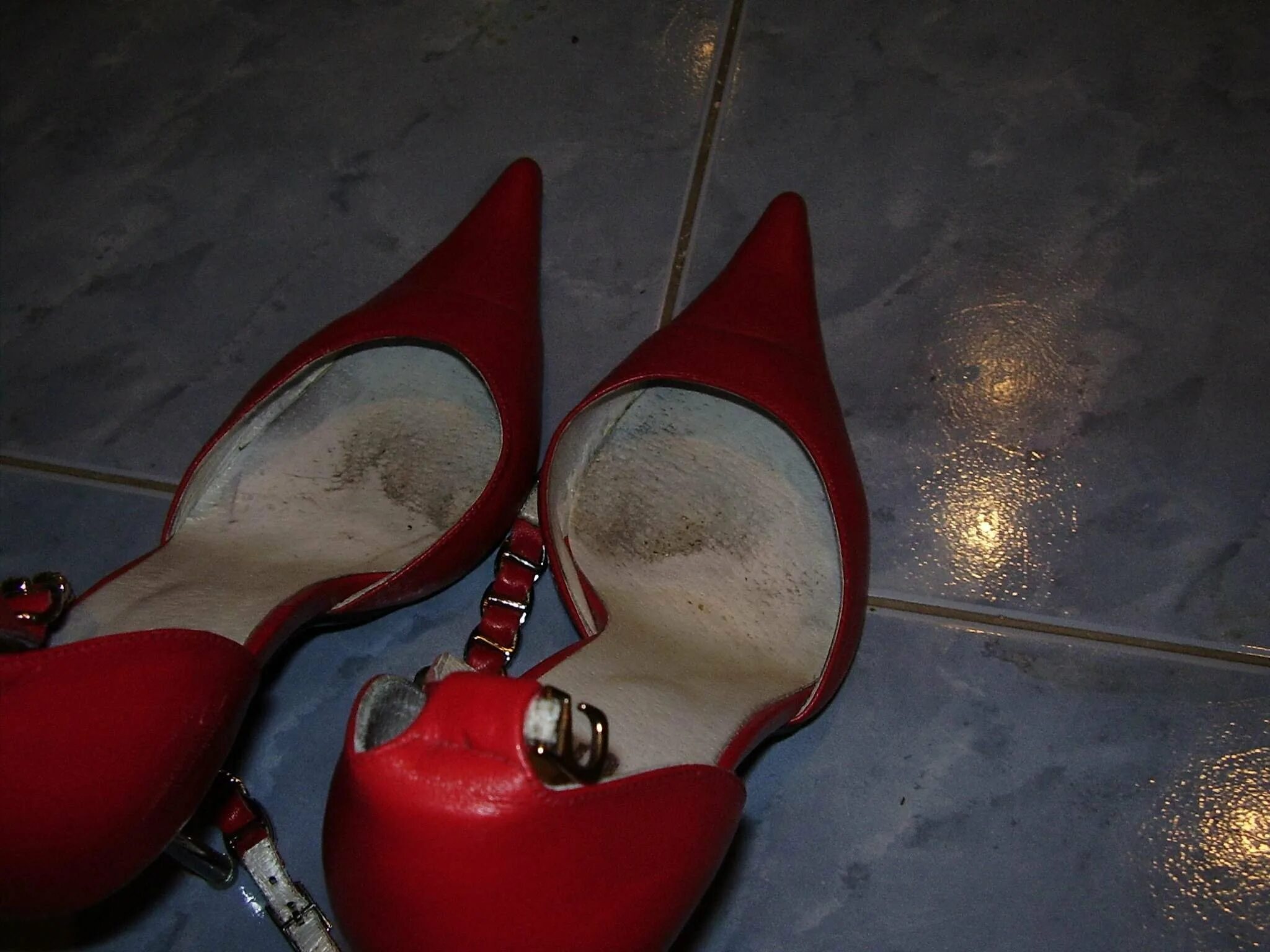 Обувь внутри. Ношенные туфли. Фетиш женской обуви. Обувь изнутри. Туфли внутри.