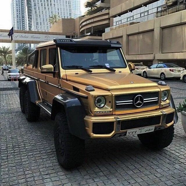 Самой дорогой гелик. Золотой Mercedes-AMG g63. Мерседес g65 AMG 6x6. Mercedes Benz g63 AMG. Мерседес g63 AMG золотой.