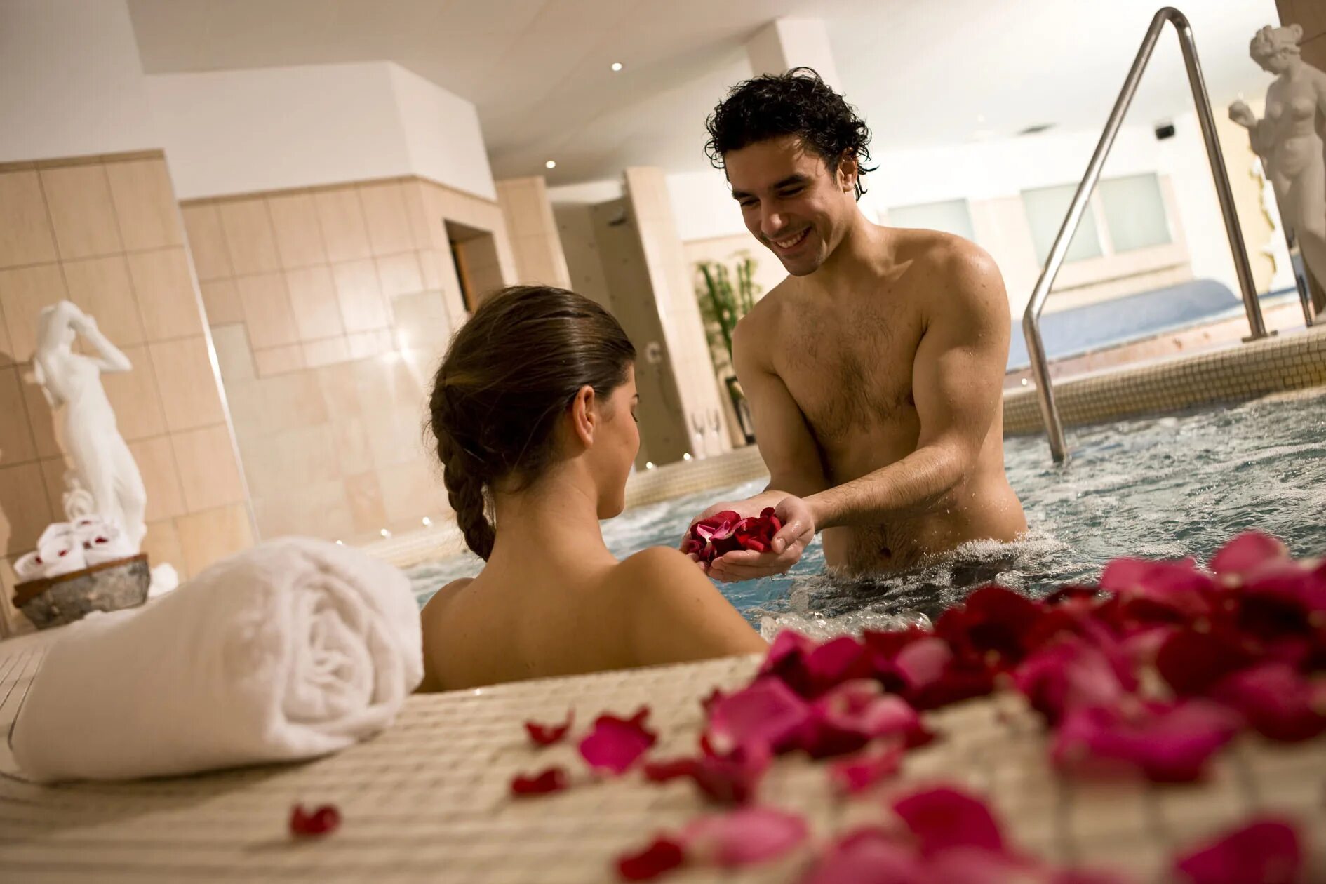 Романтика в ванной. Удовольствие в ванной. Мужчина в романтической ванной. Романтик в ванне. Женщина моет мужика