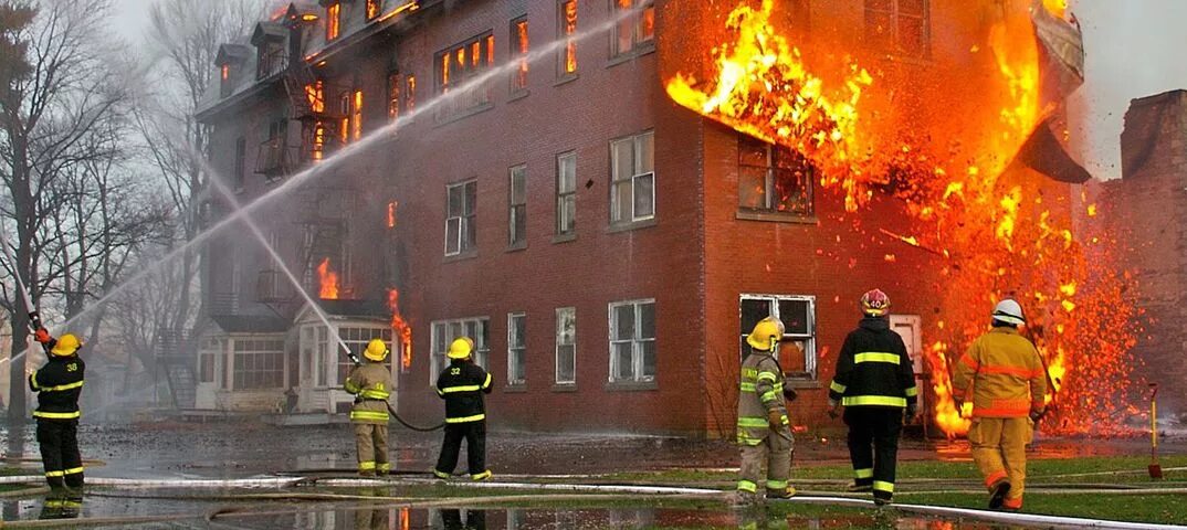 Пожар в квартире пожарные. Пожарные тушат многоэтажный дом. Пожар в квартире. Пожар в кирпичном доме. Тушение пожара в квартире.
