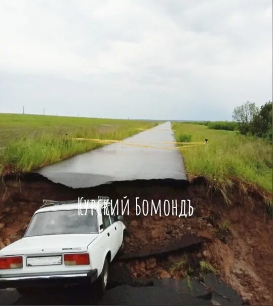 Дожди так размыли дорогу что дальше пришлось