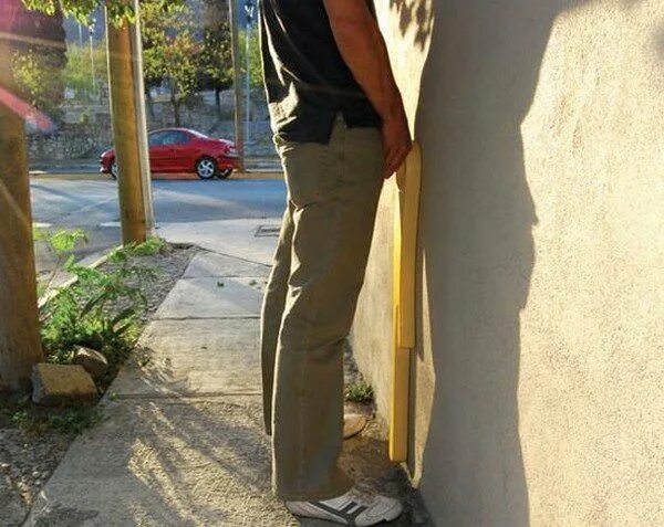 Пописала на парня на улице. Писящие парни. Писящие парни. Мужчина со шлангом. Мужчина писает.