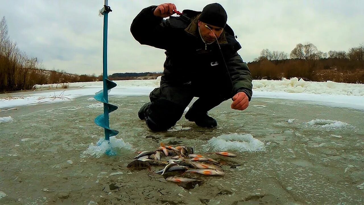Ловим последние дни. Рыбалка последний лед 2020. Рыбалка на льду. Перволедье на реке. Зимняя рыбалка в Разнежье.