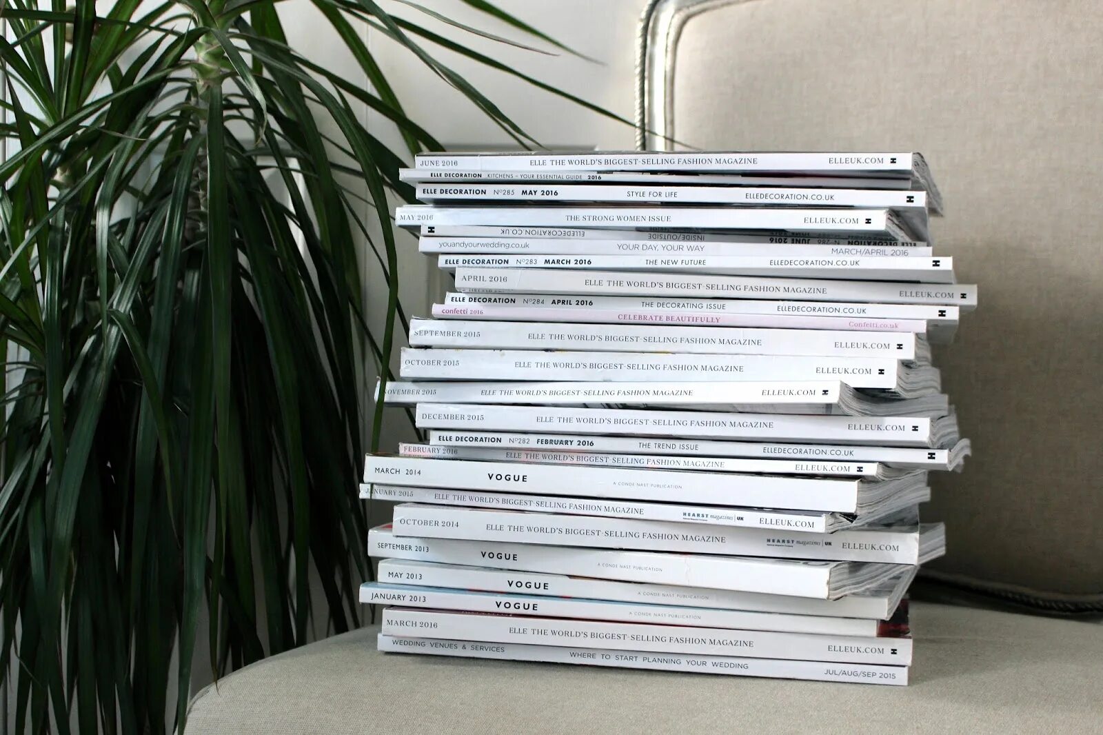 Стопка журналов Vogue. "Stack Magazine" in Australia. Gazines. Biggest selling