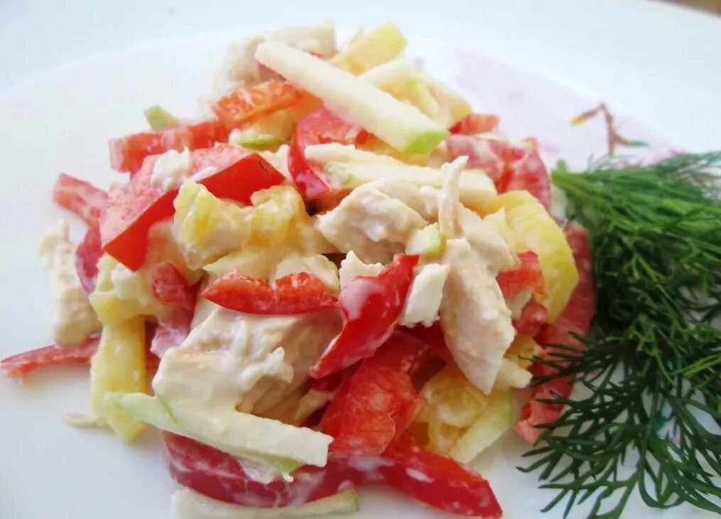 Салат с копчёной курицей и ананасами и кукурузой. Салат с ананасом и курицей. Салат с ананасом и курицей и болгарским перцем. Салат курица ананас перец болгарский. Салат с ананасом и курицей и болгарским перцем.