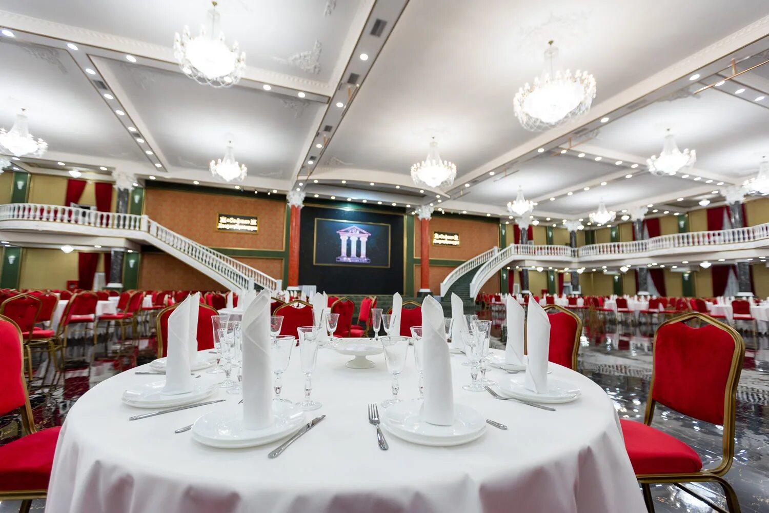 Дворец культуры пятигорск. Пятигорск дк культуры. Мирослаа дмитриевский дом национальных культур пятигорск. Дворец культуры пятигорск. Пятигорск дворец.