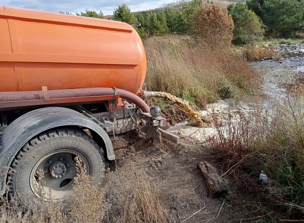 Текстура сливного водоканала. Машина которая бурит. Куда сливают отходы Барнаул. Ассенизаторская машина сливает